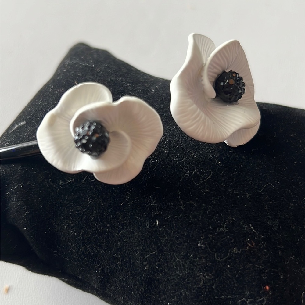 Vera Wang Black and White Crystal Flower Bracelet
